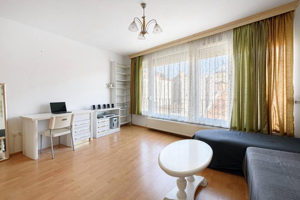 Lovely Apartment In City Centre For 4 Guests Budapest Kültér fotó