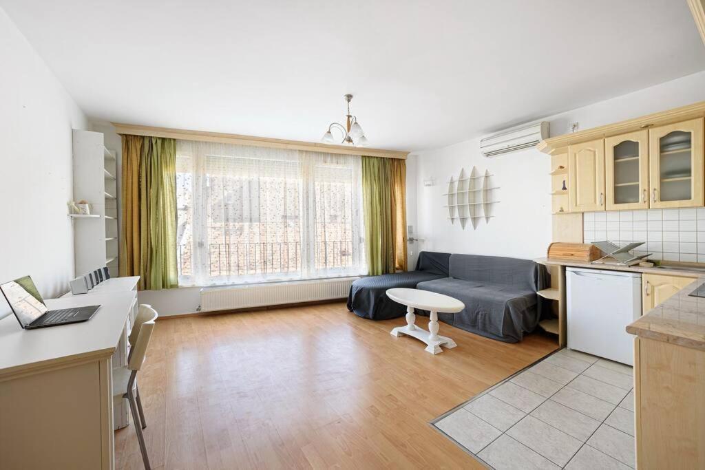 Lovely Apartment In City Centre For 4 Guests Budapest Kültér fotó
